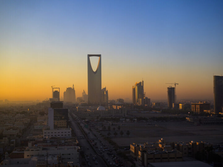 بورصة الرياض تستأنف التداول بعد توقف قصير
