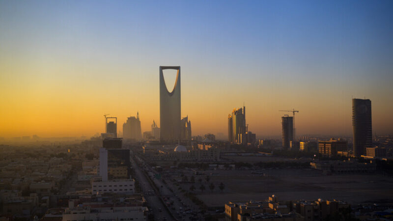بورصة الرياض تستأنف التداول بعد توقف قصير