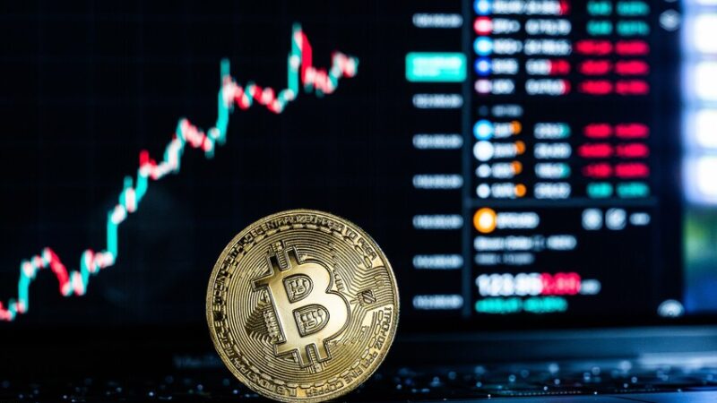 سعر عملة بيتكوين يصل إلى 70 ألف دولار لأول مرة منذ 2 يونيو